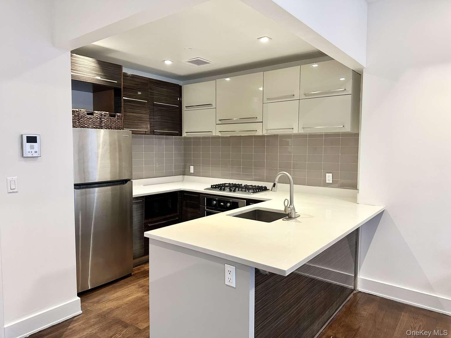 26-26 Jackson Avenue, Unit 303 photo 3