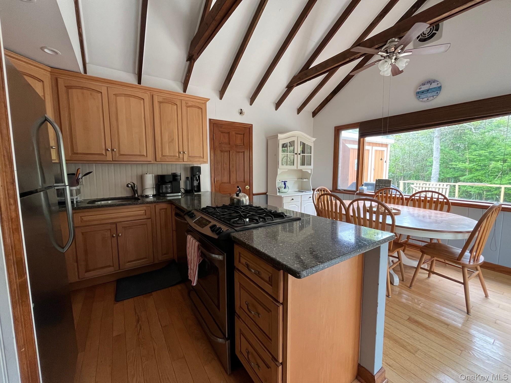 896 Evergreen – For Rent photo 4