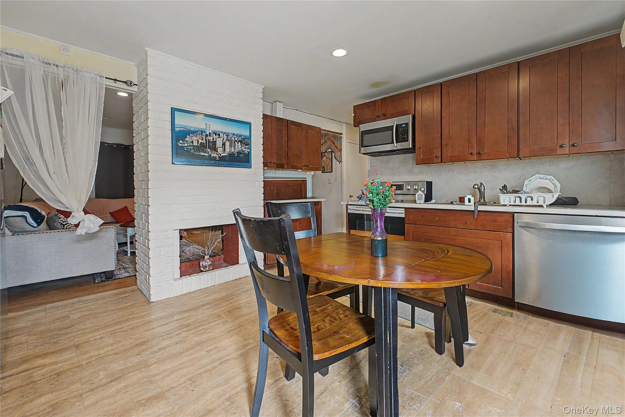 35 Meeting Lane – For Sale photo 2