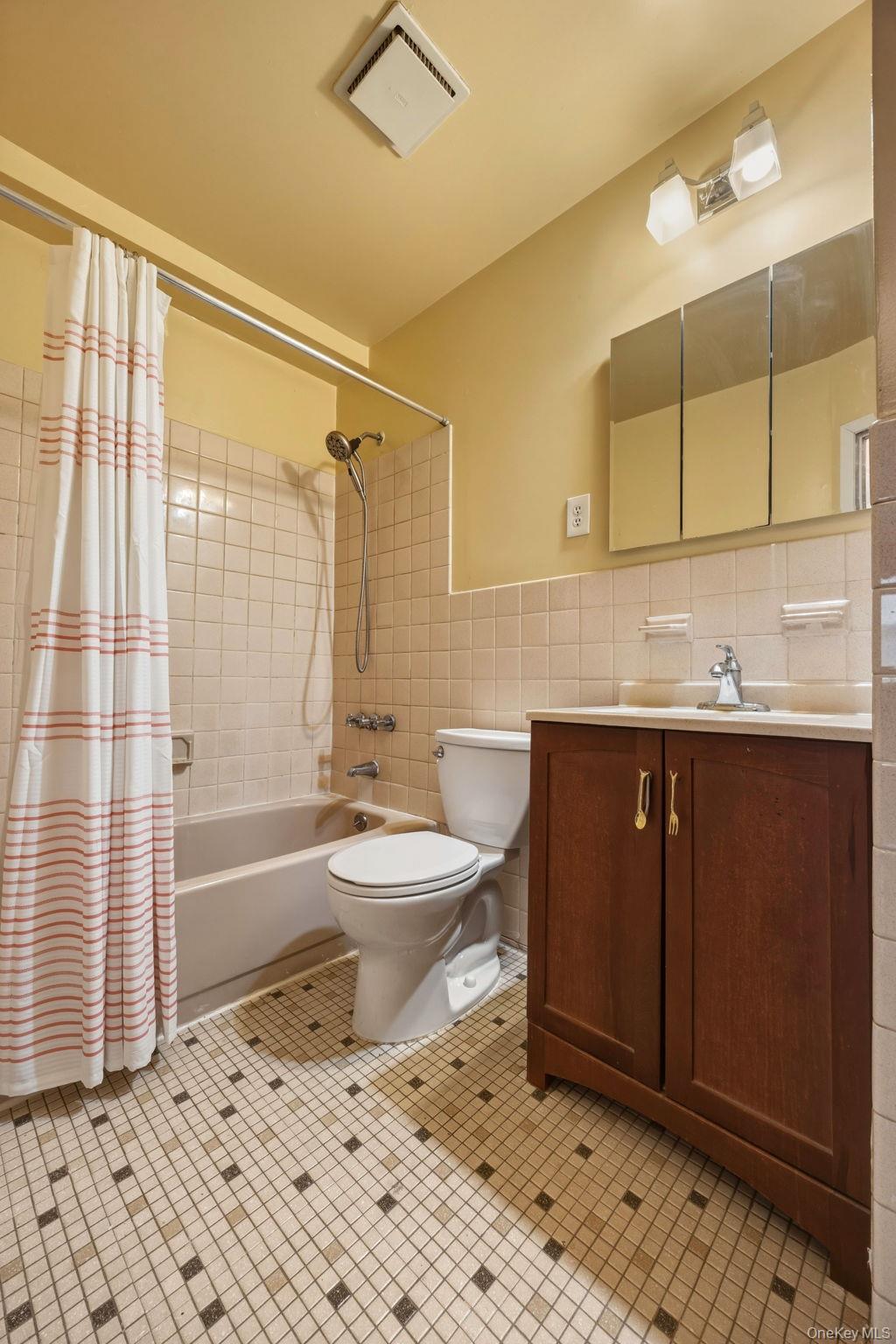 240-43 69 Avenue – For Sale photo 32