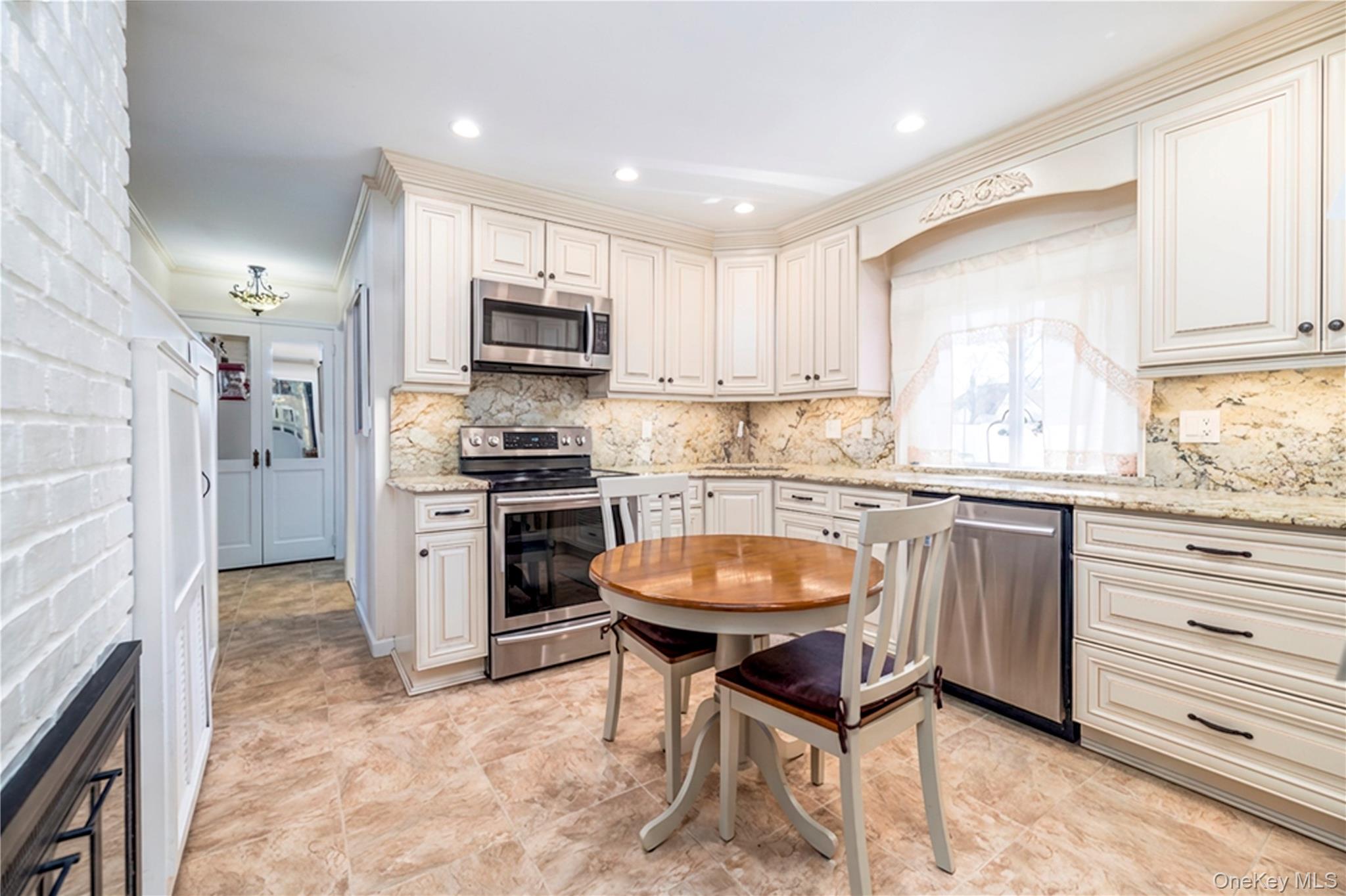 12 Link Lane – For Sale photo 4