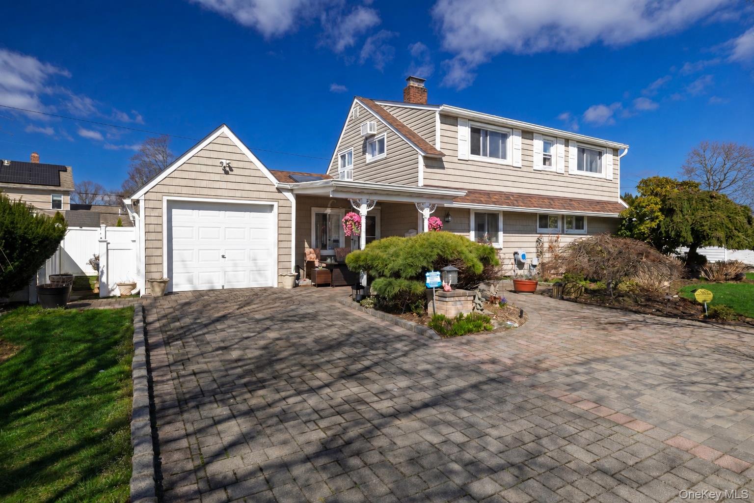 12 Link Lane – For Sale