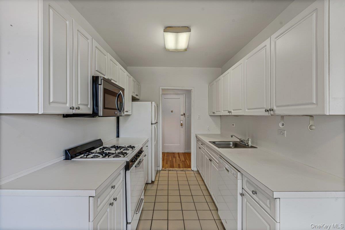 162-01 Powells Cove Boulevard, Unit 3N photo 9