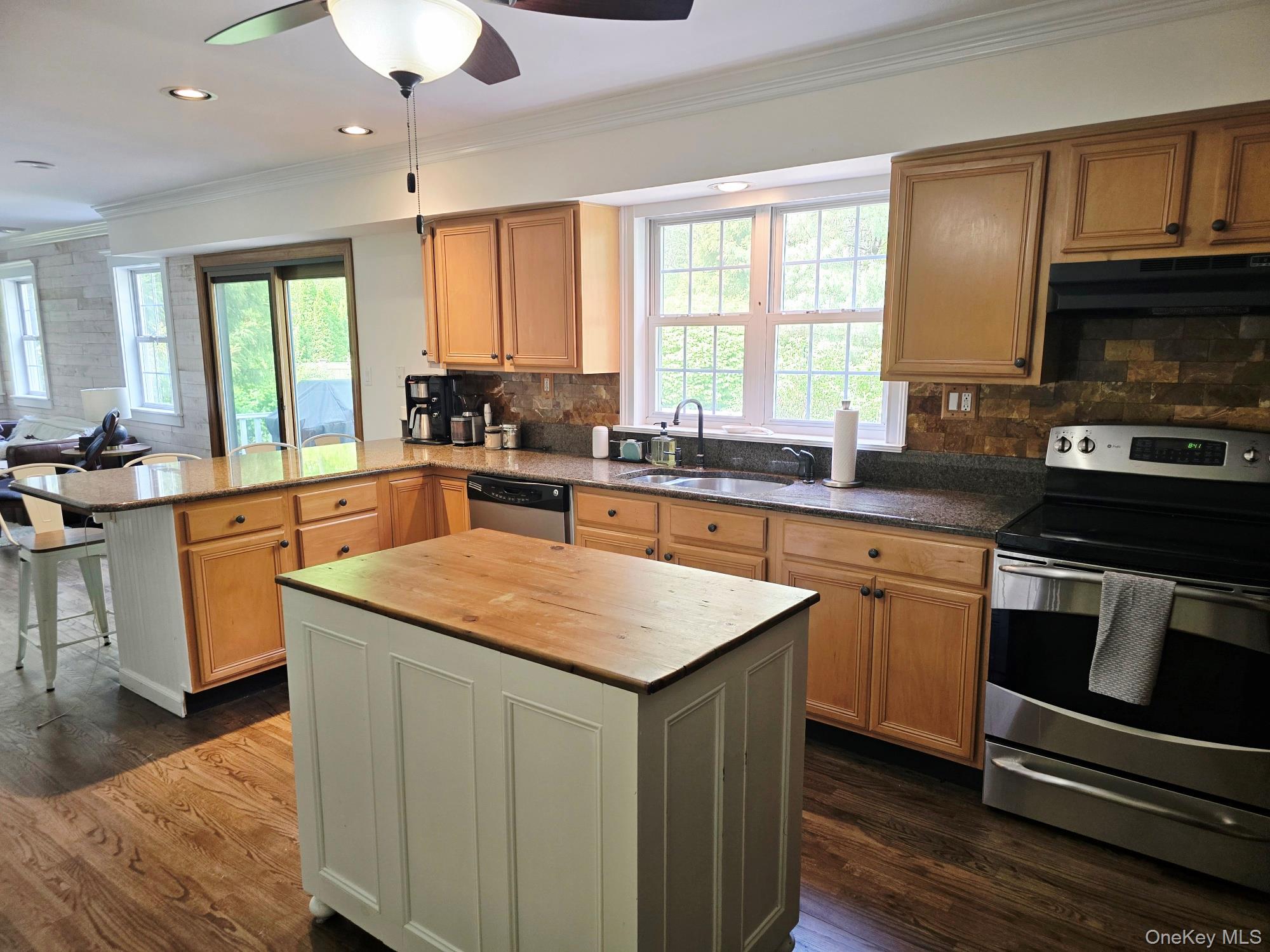 64 Beachfern Road – For Rent photo 3