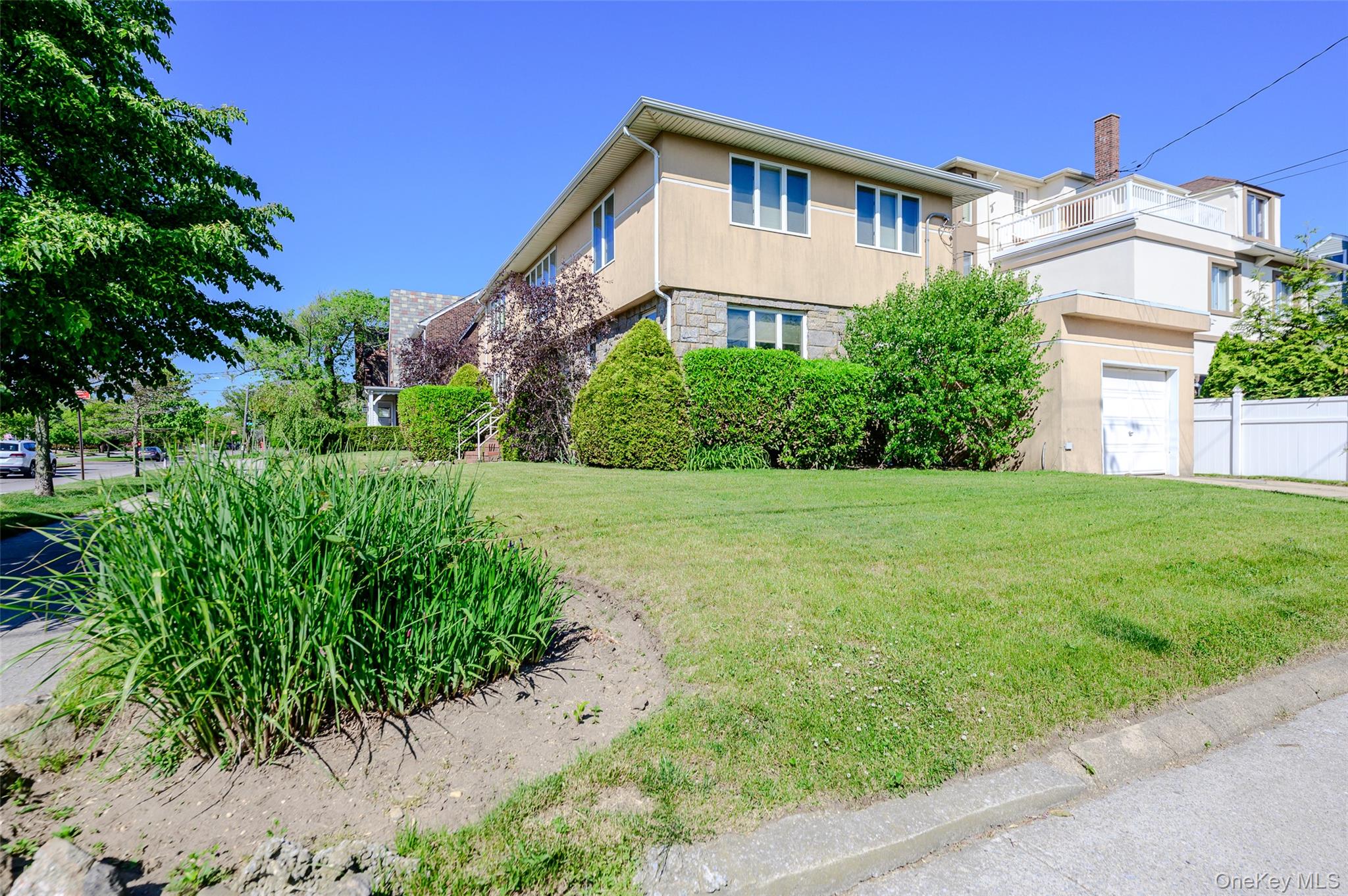13802 Rockaway Beach Boulevard – For Sale photo 3