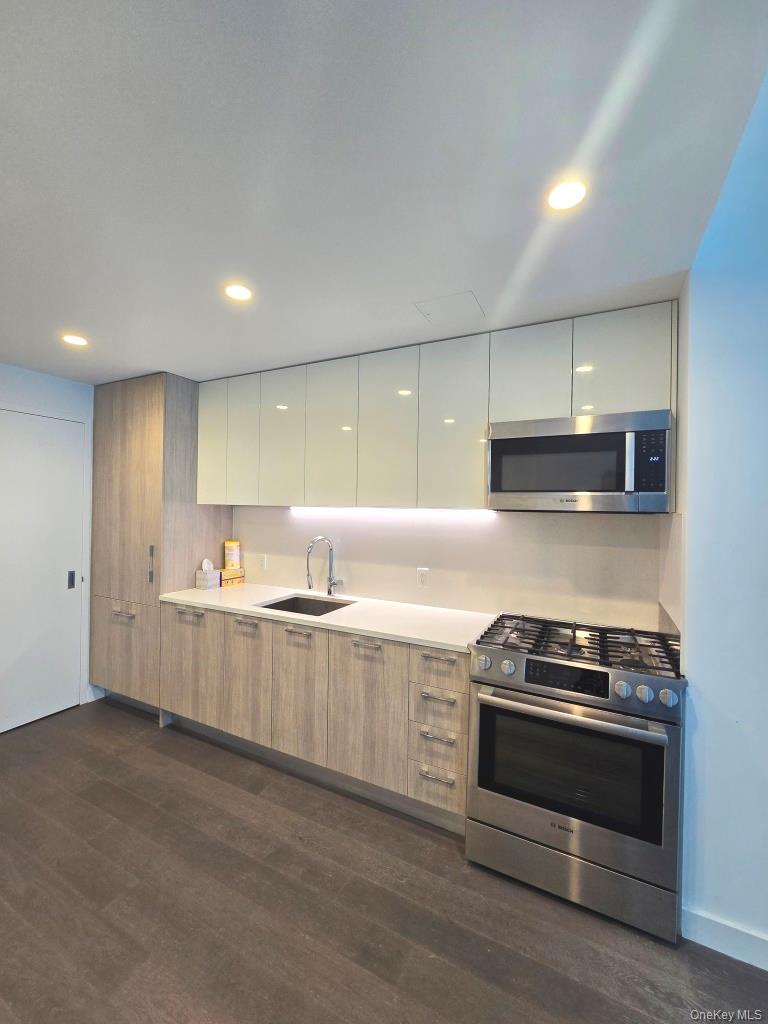 131-05 40th Road, Unit 15R photo 2