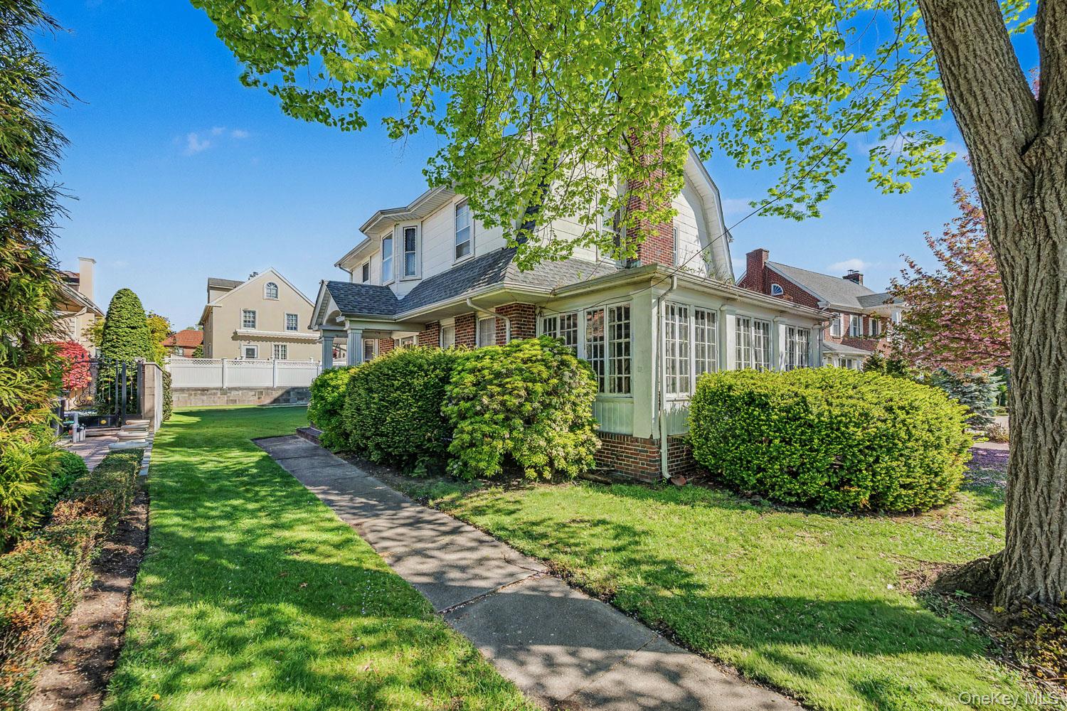 27 Center Drive – For Sale