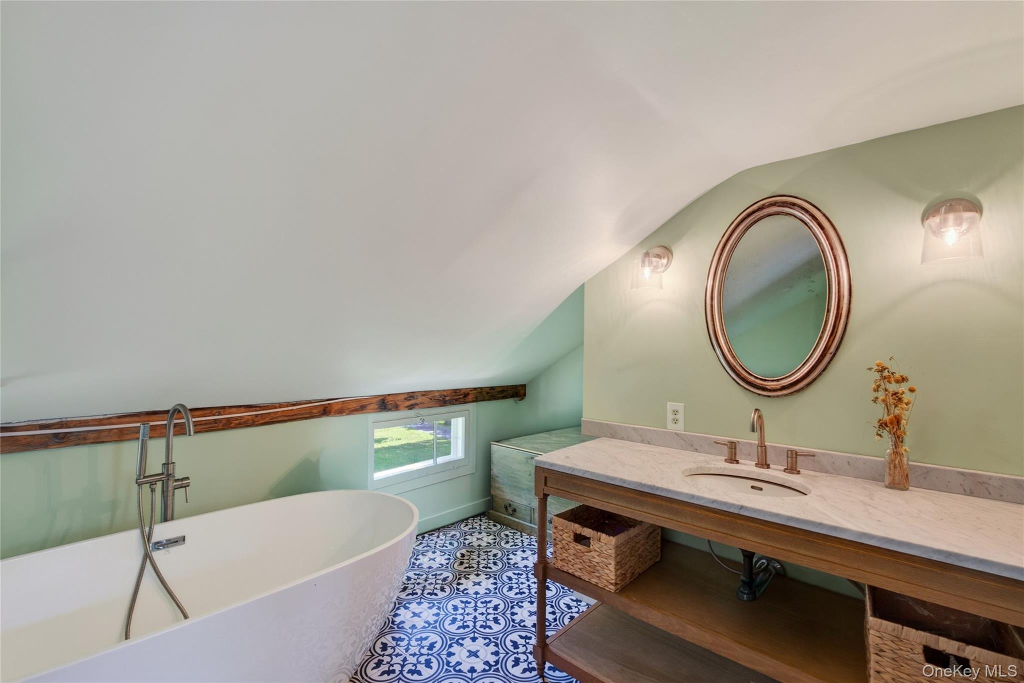 210 Middle Road – For Sale photo 13