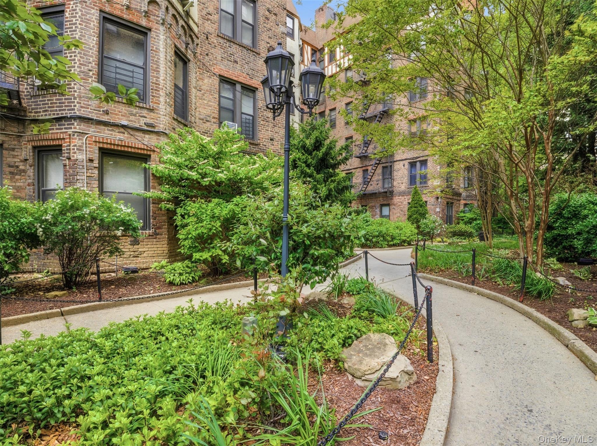 762 Brady Avenue, Unit Ground photo 12