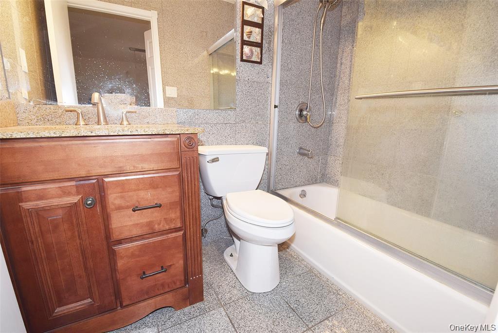12-32 Diane Place, Unit 204 L photo 10