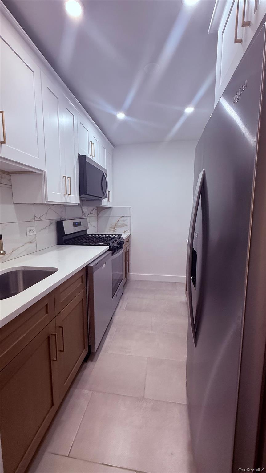 665 Thwaites Place, Unit 4N photo 12
