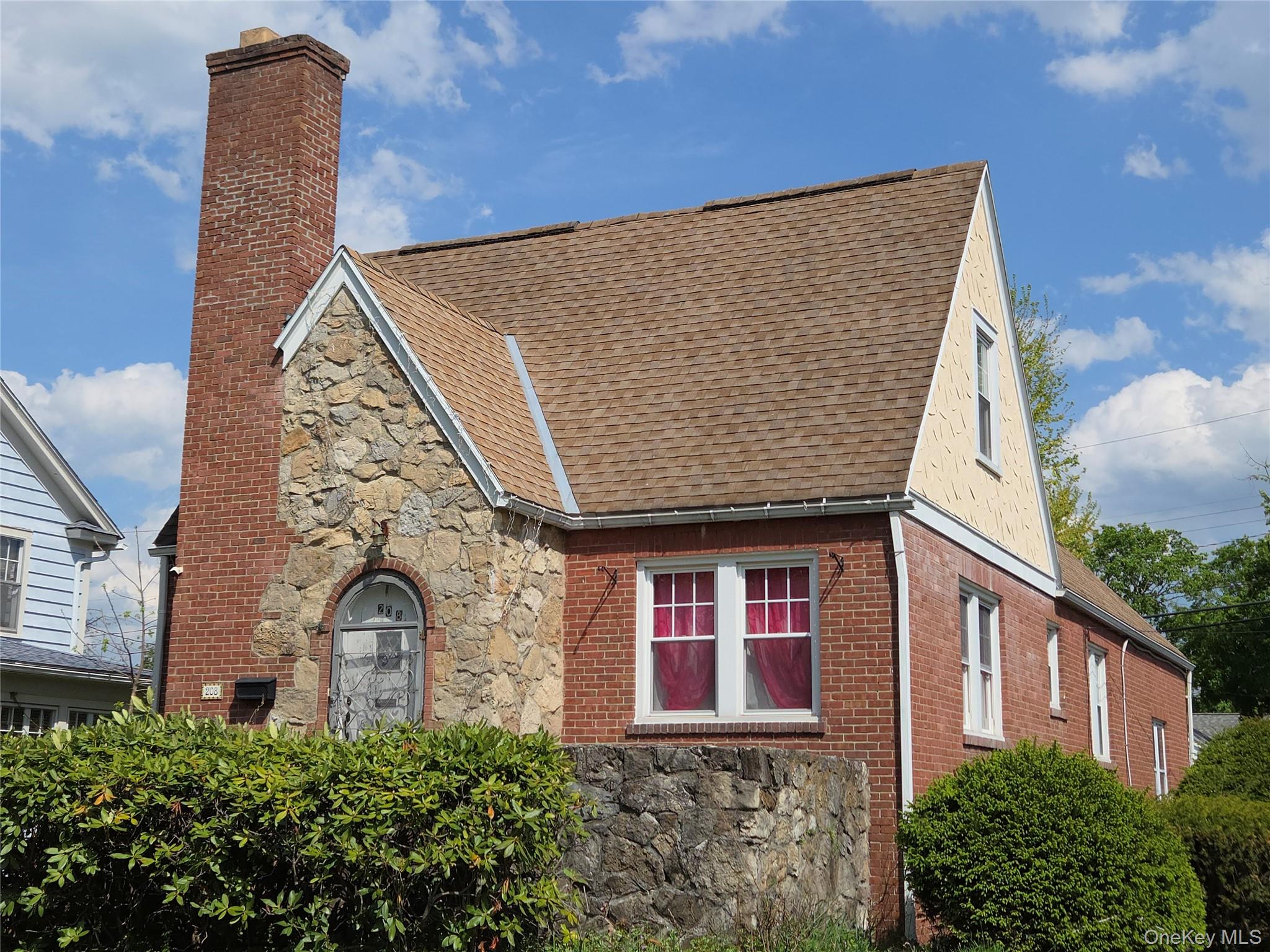 208 S Grand Avenue – For Sale