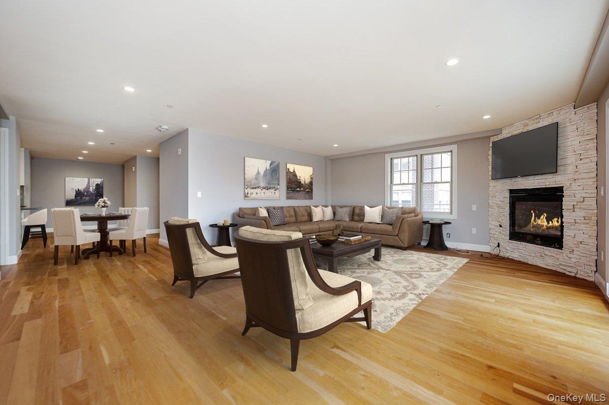 661 W Broadway, Unit 402 photo 3