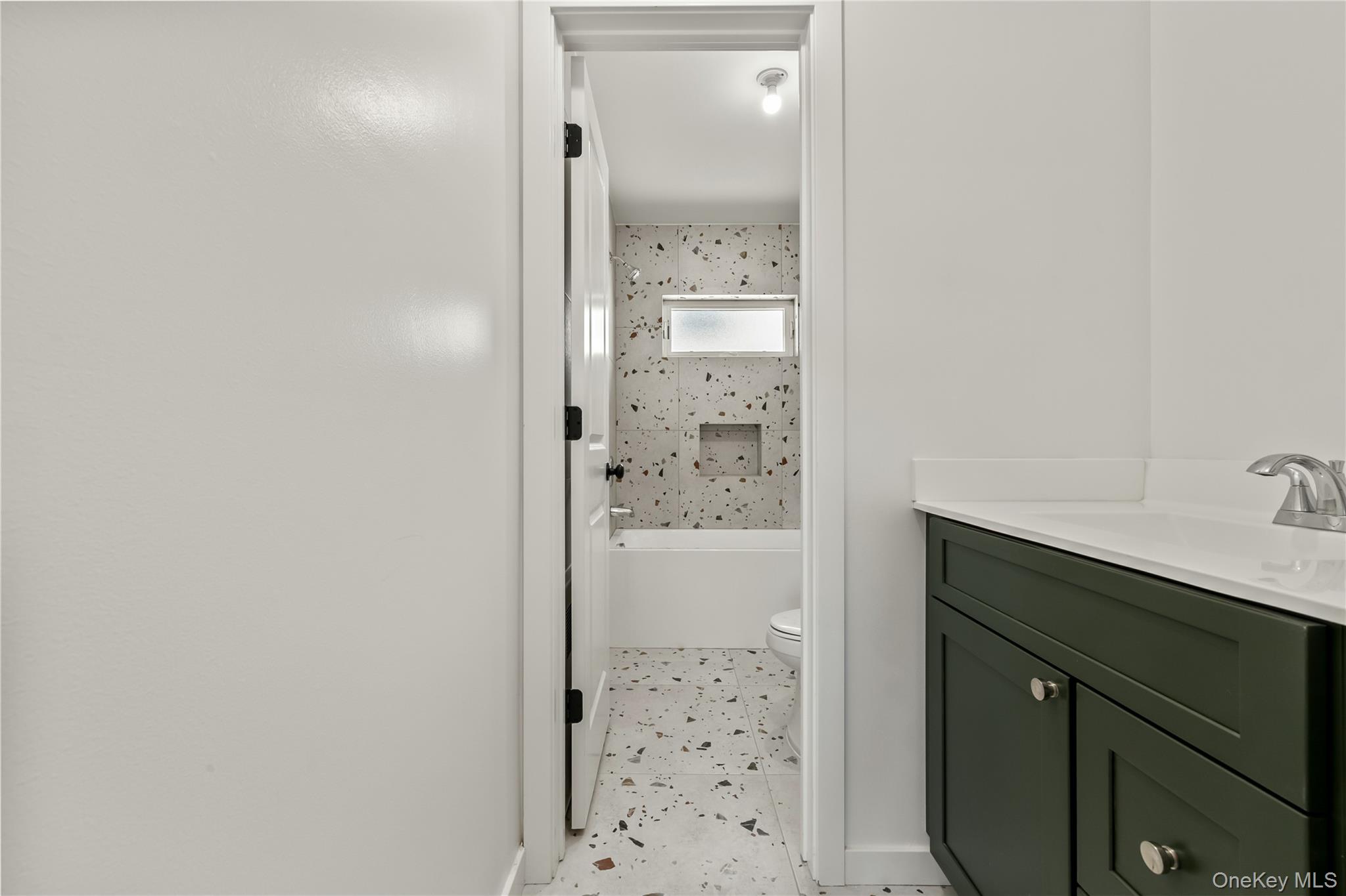 37 Ewing Avenue, Unit 201 photo 29