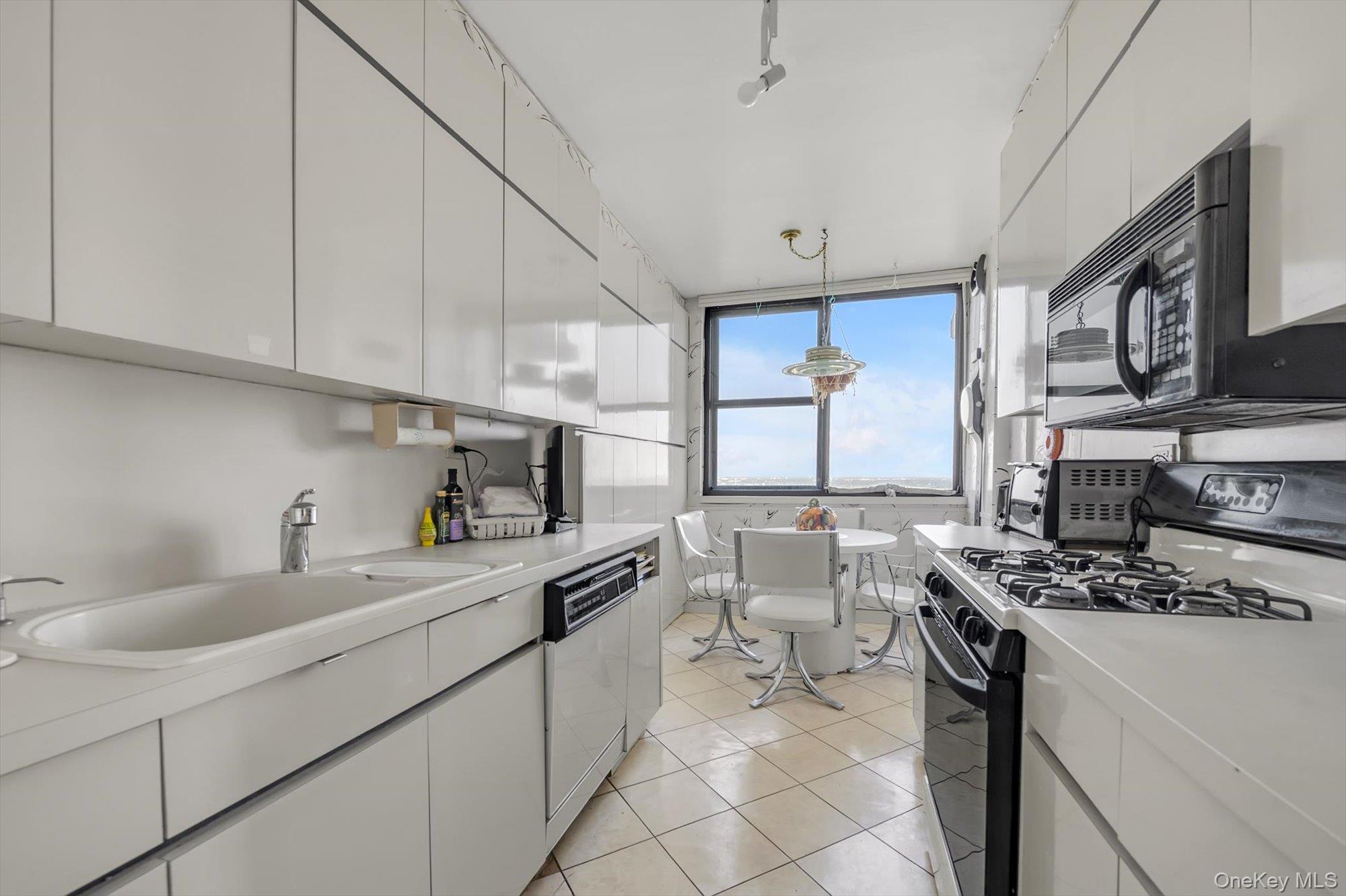 271-10 Grand Central Parkway, Unit 29V photo 5