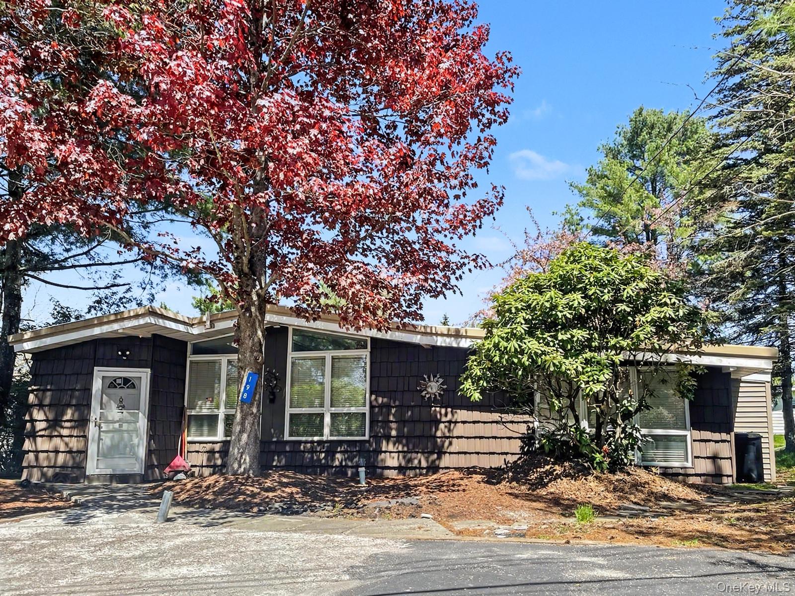198 Lake Shore Drive E – For Sale