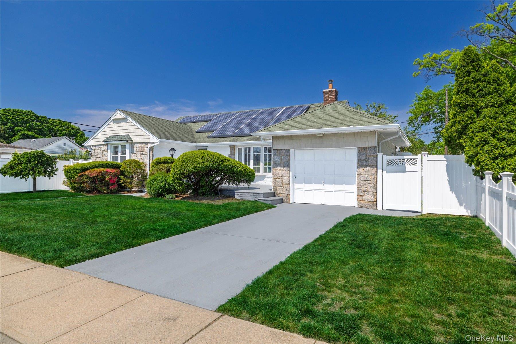 708 Lorentz Street – For Sale photo 3