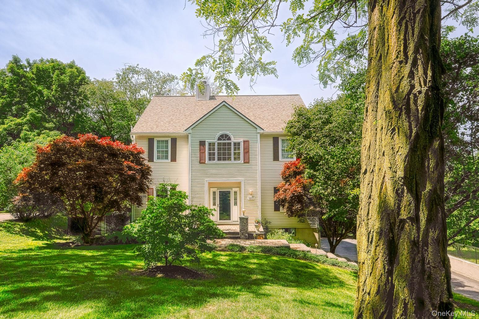 107 Scenic Drive W – For Sale