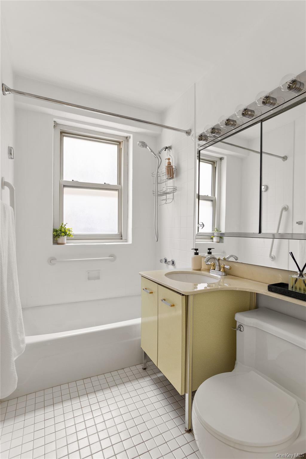 370 E 76th Street, Unit A506 photo 5