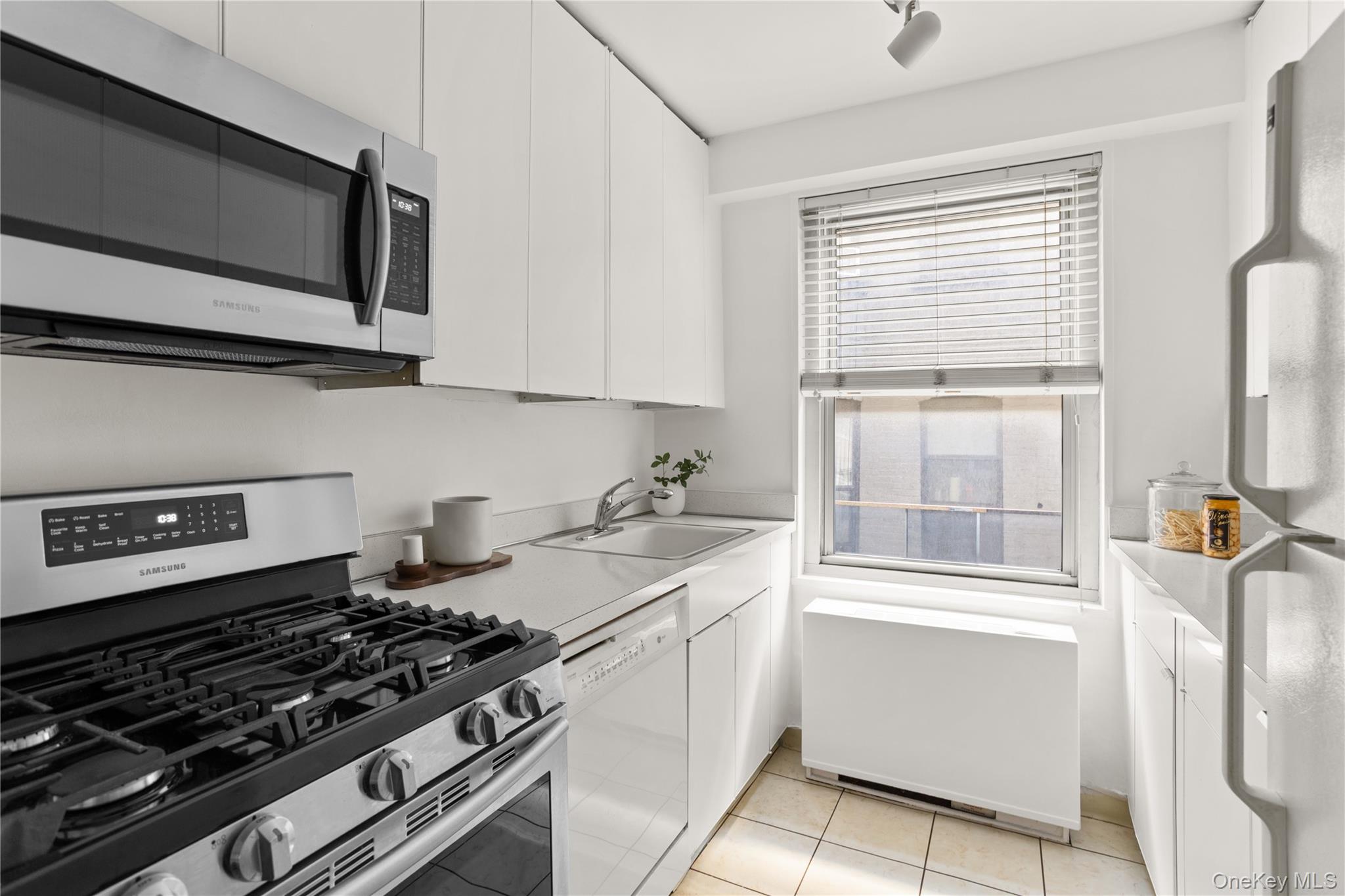 370 E 76th Street, Unit A506 photo 3