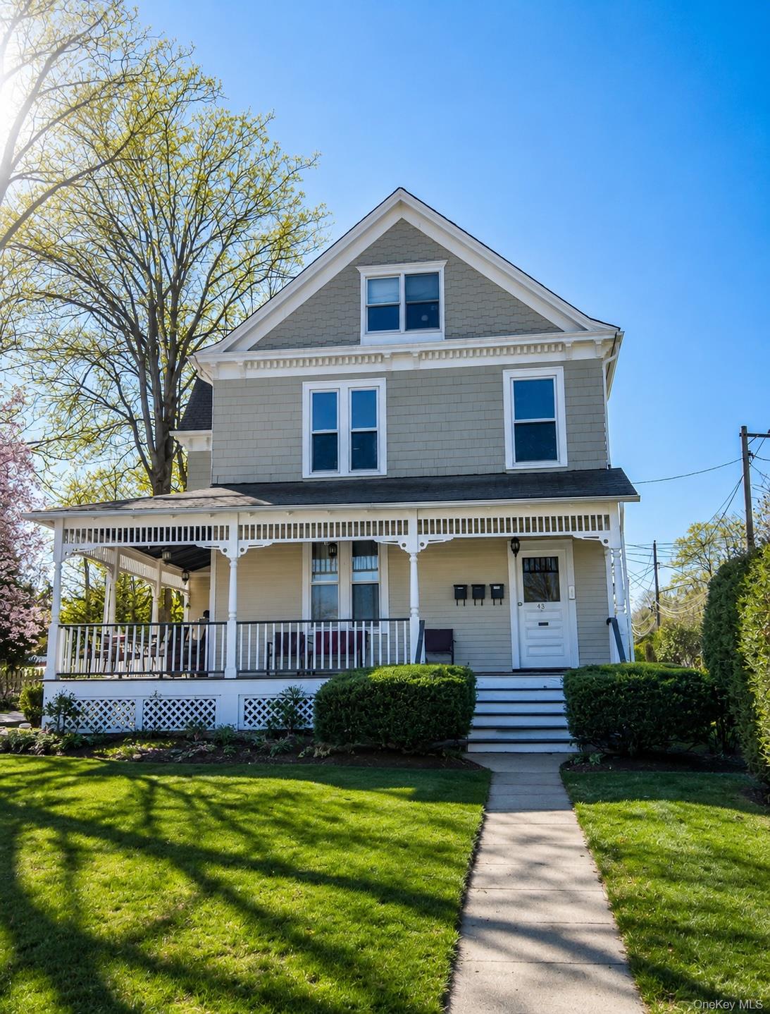 43 W Neck Road, Unit Apt 1