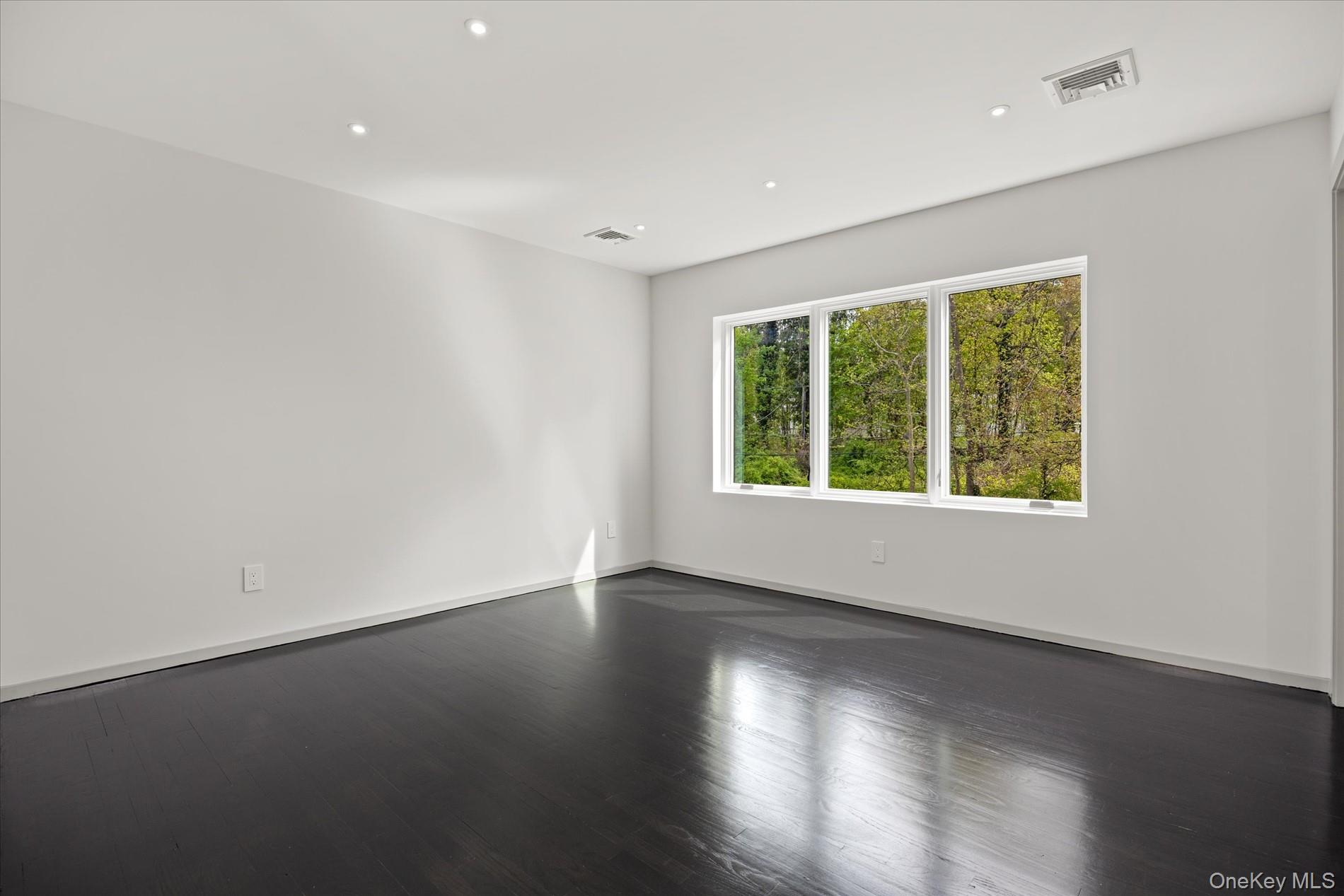 369 E Shore Road – For Sale photo 29