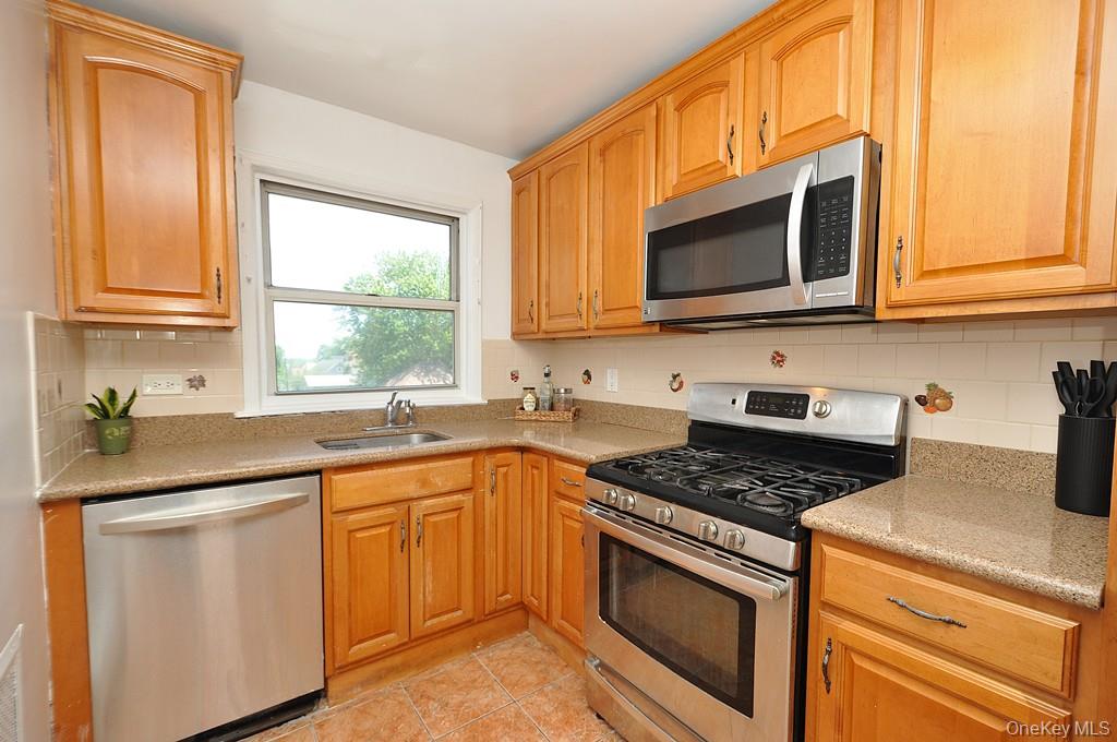 485 Webster Avenue, Unit B5 photo 9