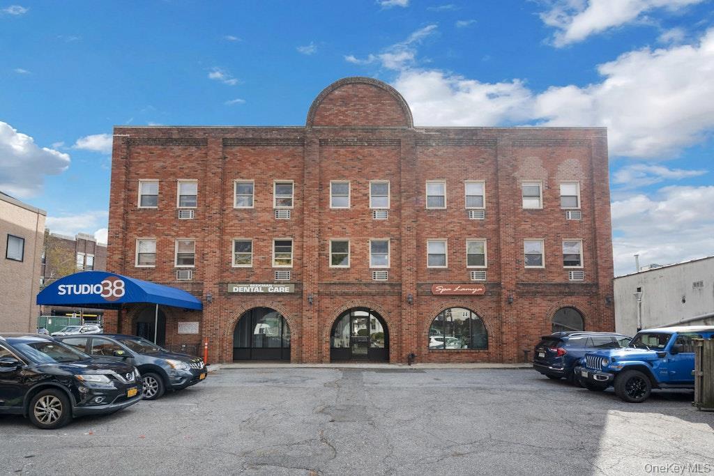 38 Beekman Avenue, Unit Ground Flo