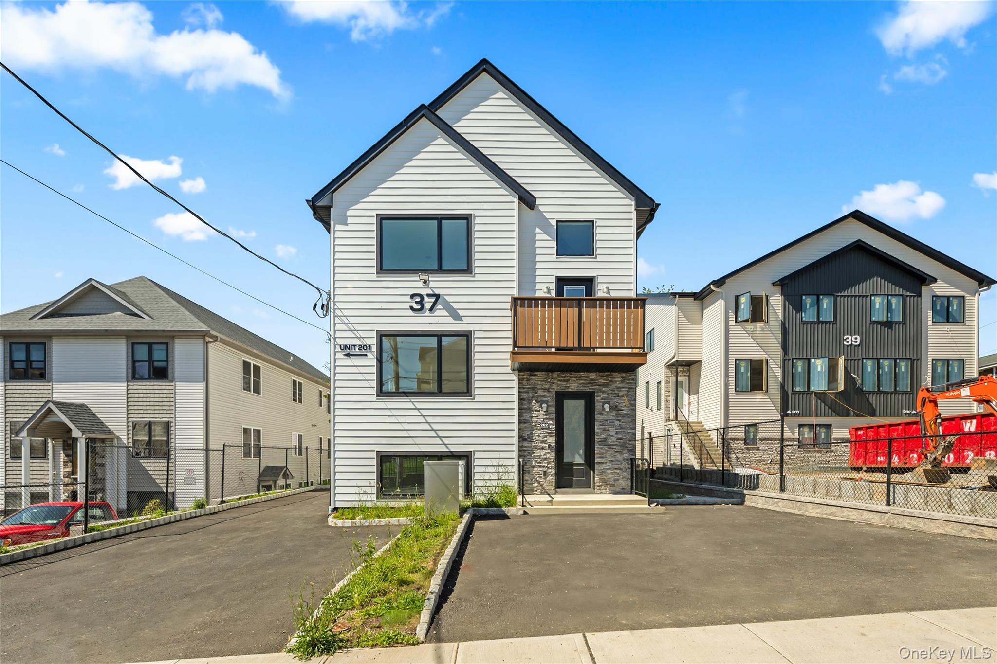 37 Ewing Avenue, Unit 202