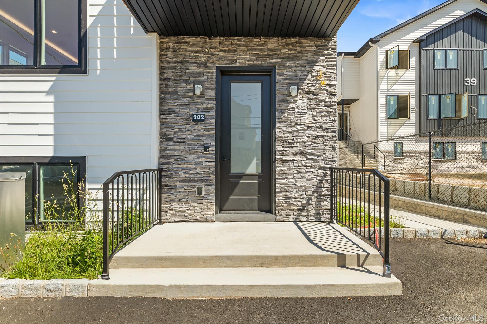 37 Ewing Avenue, Unit 202 photo 6