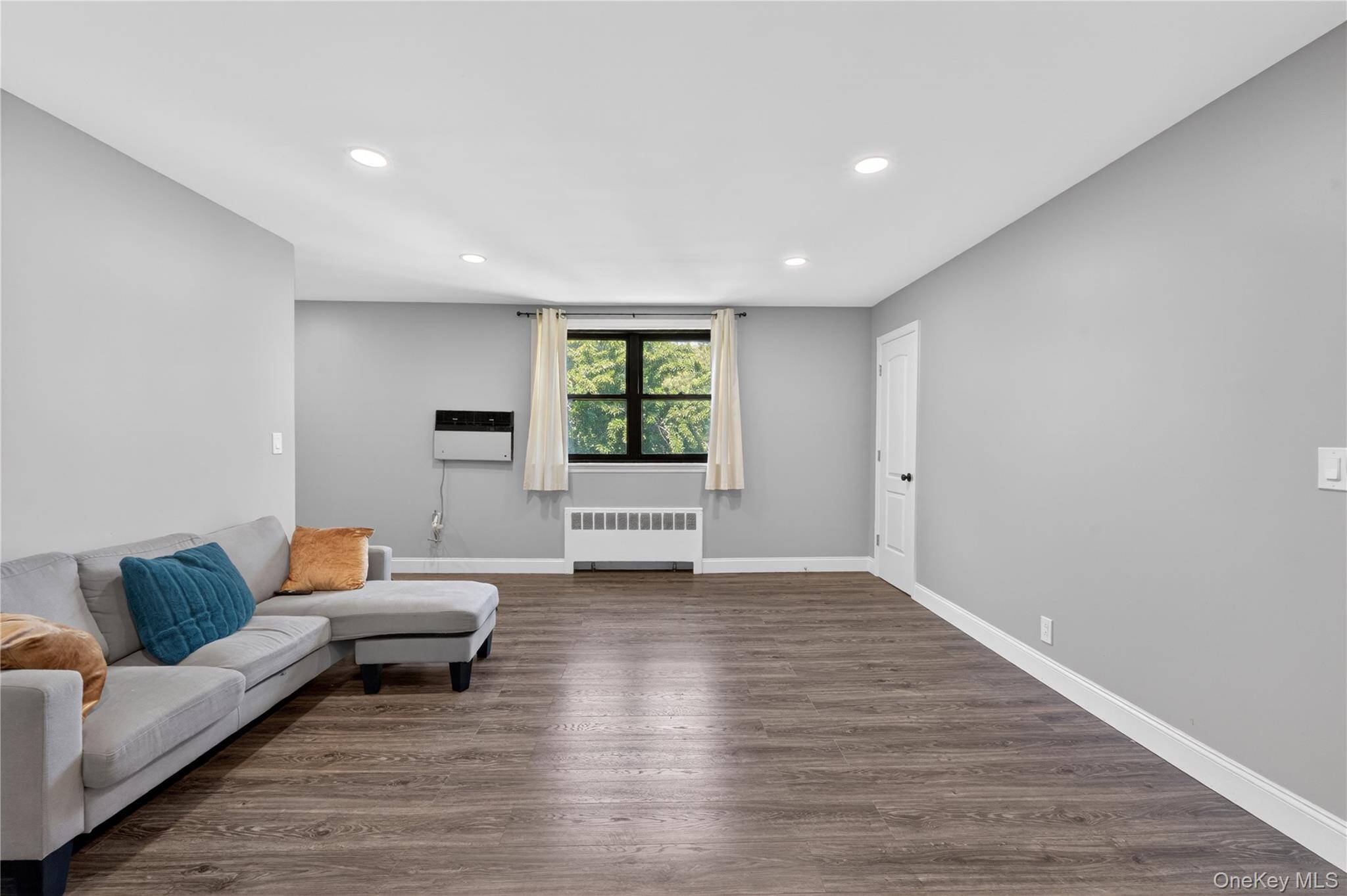 56-21 Douglastion Parkway, Unit Upper photo 4