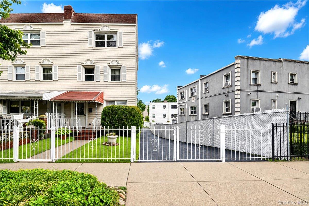 2810 Harding Avenue – For Sale