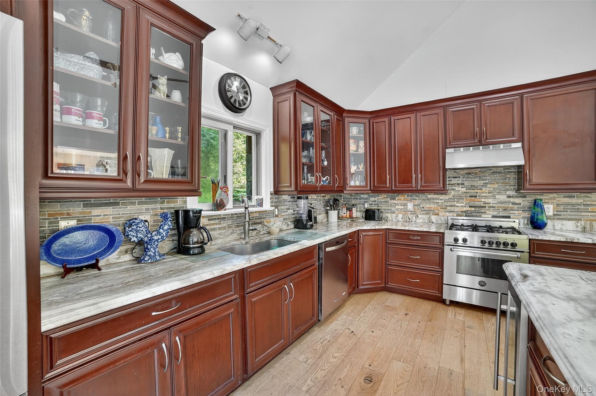 986 Cliff Avenue – For Sale photo 8