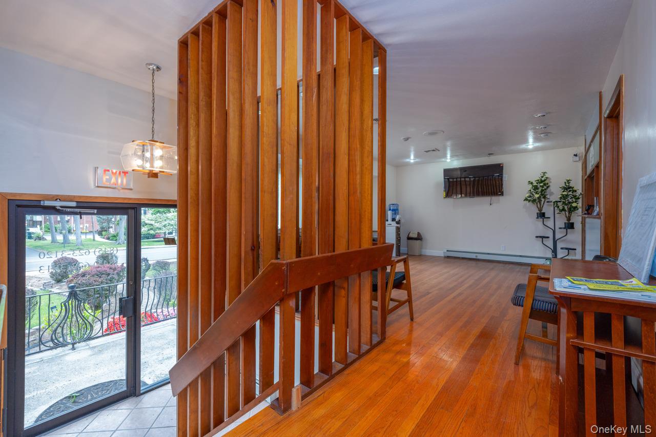 60 College Avenue, Unit 1 – Upper photo 4