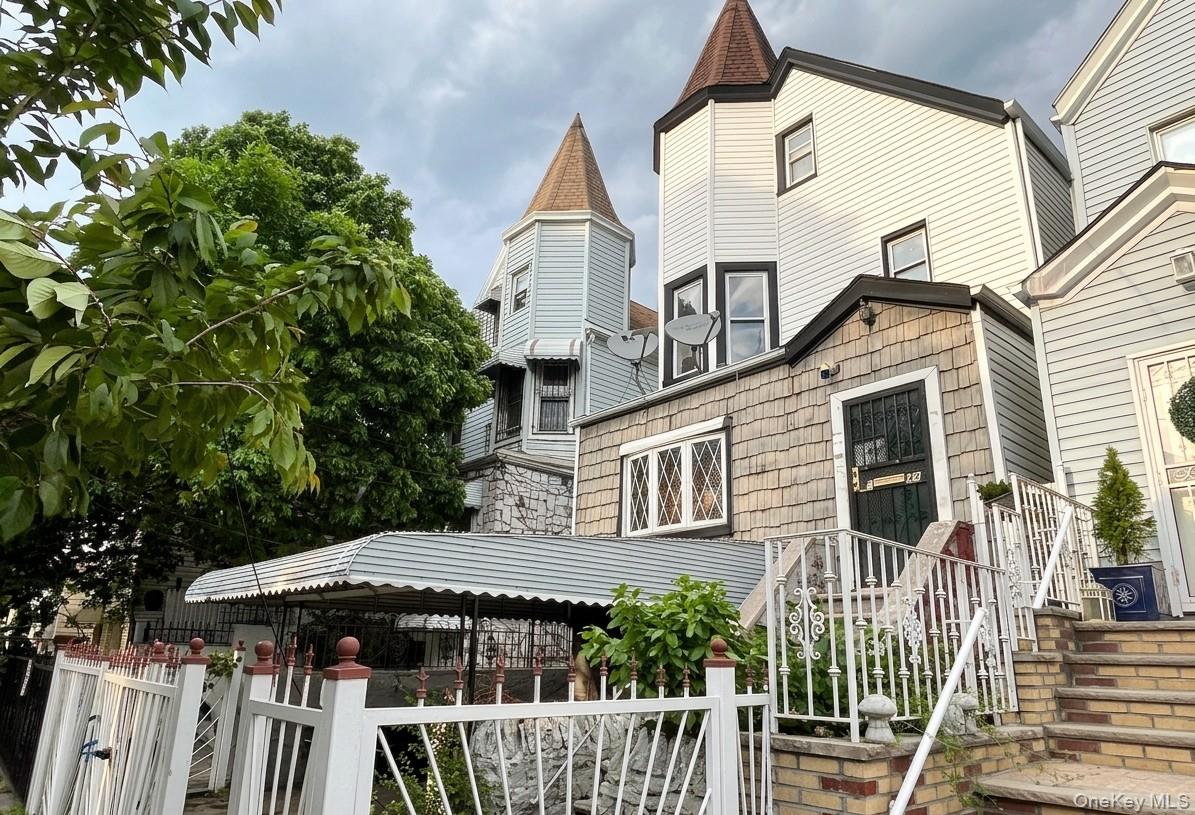 1542 Saint Lawrence Avenue – For Sale photo 2