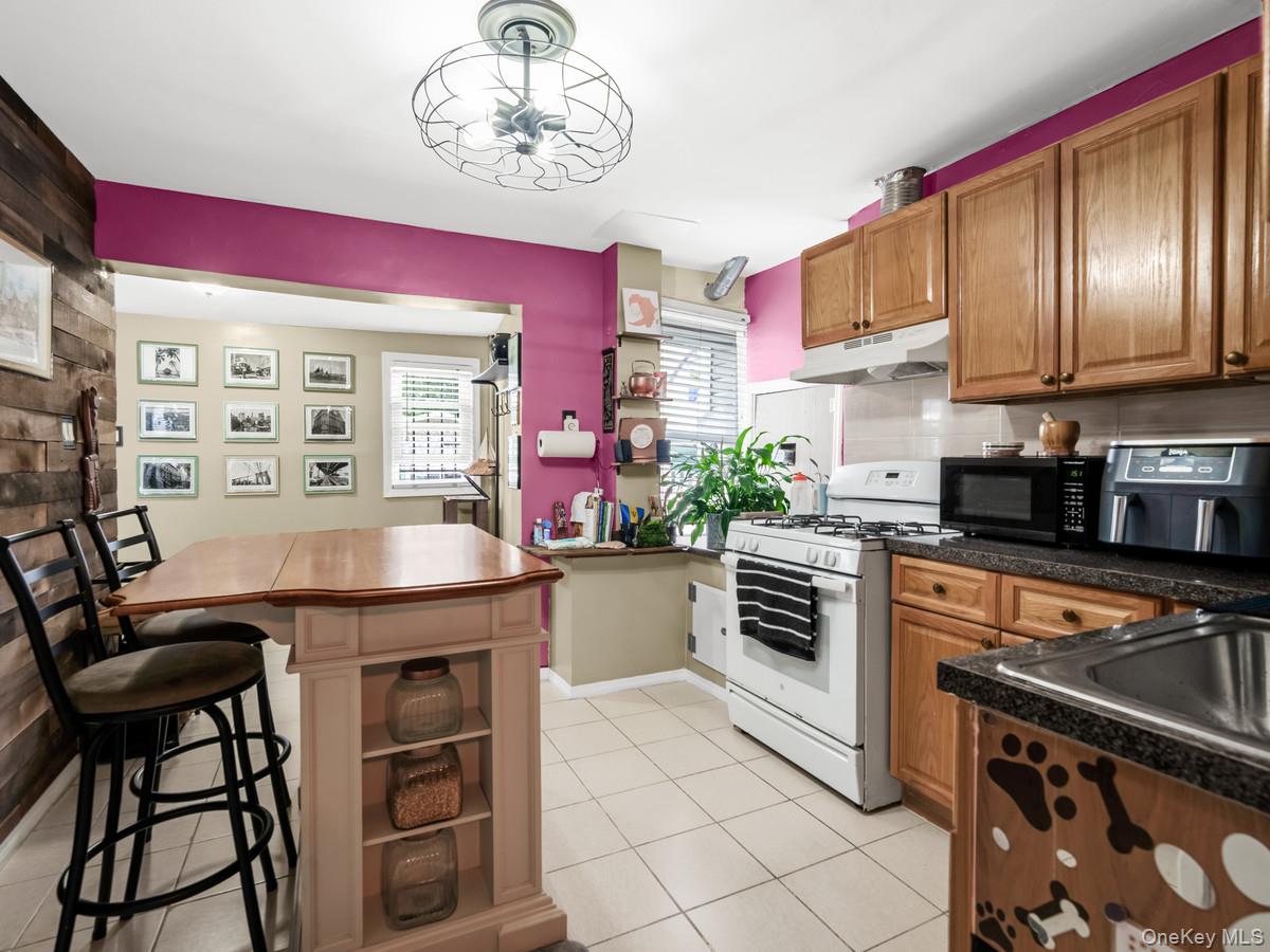 218-12 141st Road – For Sale photo 5