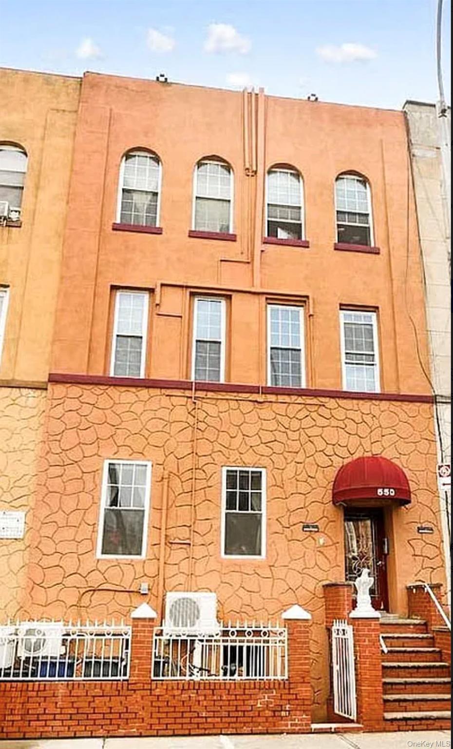 550 Hart Street – For Sale