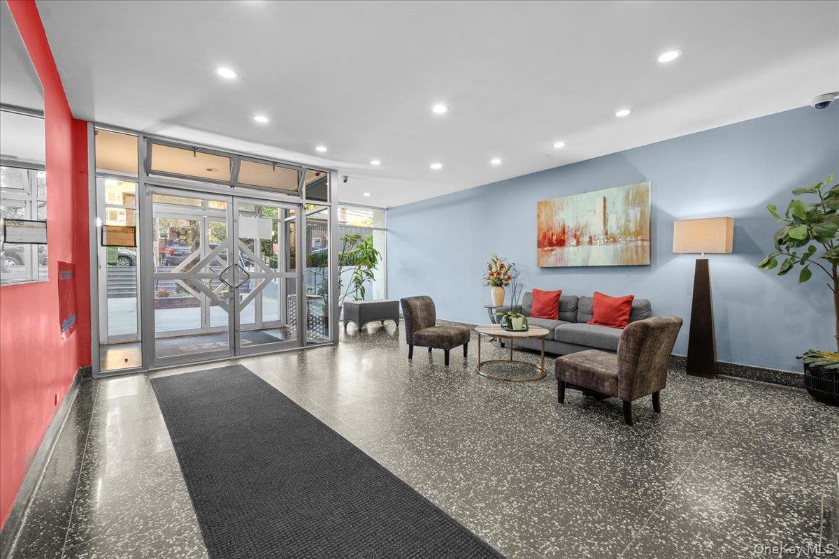 5425 Valles Avenue, Unit 4M photo 4
