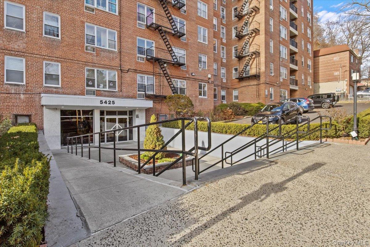 5425 Valles Avenue, Unit 4M photo 3