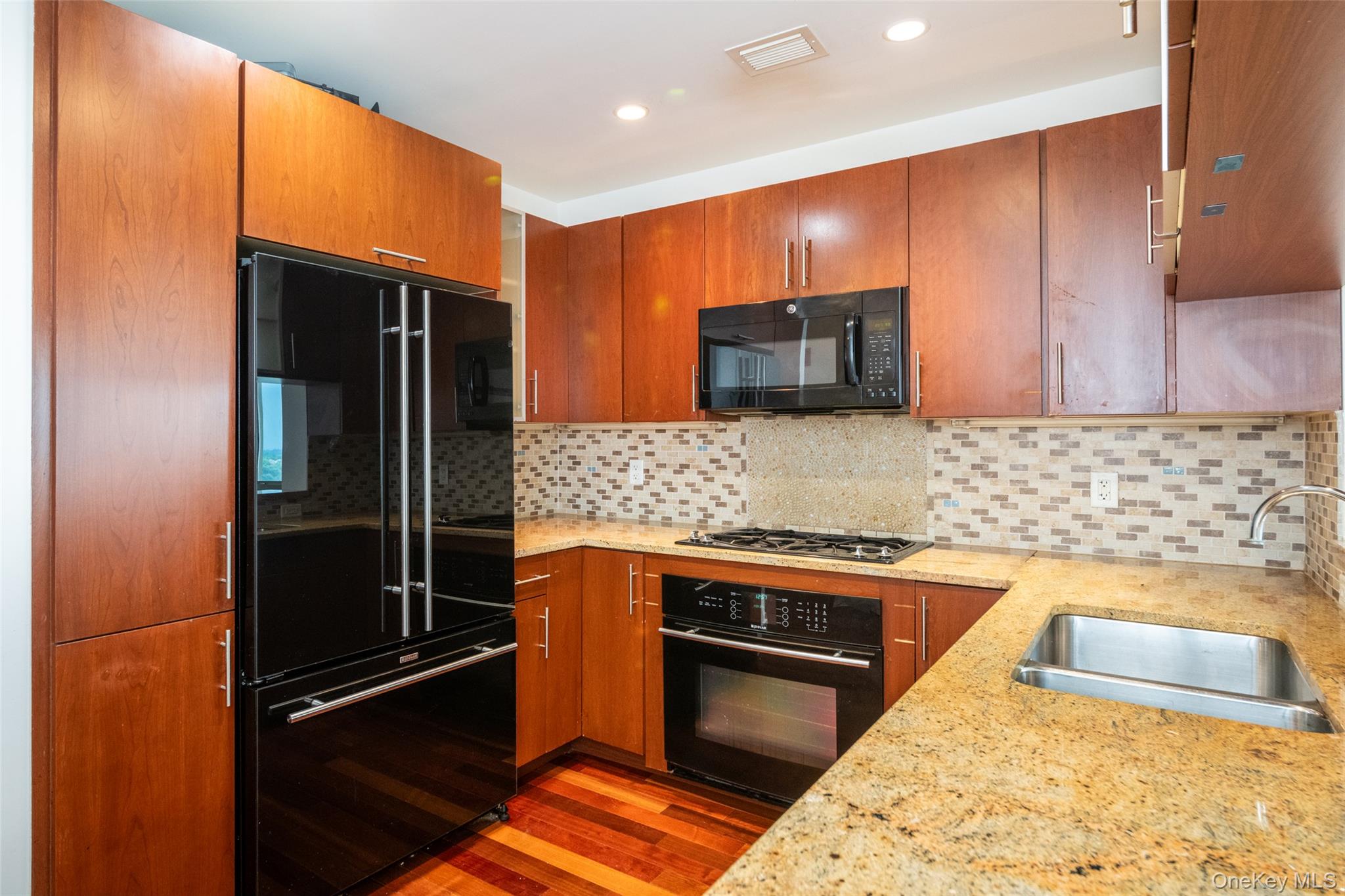 175 Huguenot Street, Unit 1607 photo 4
