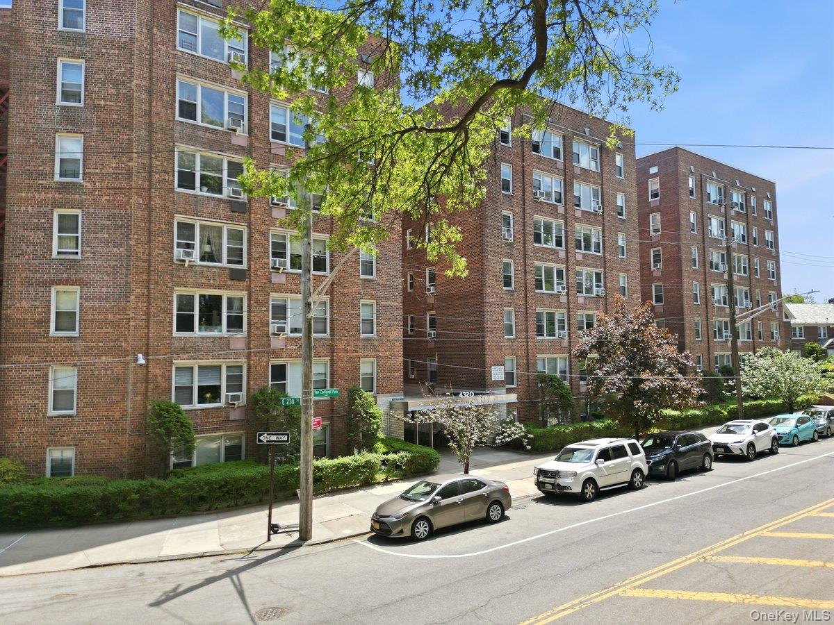 4320 Van Cortlandt East Park, Unit 1J photo 2