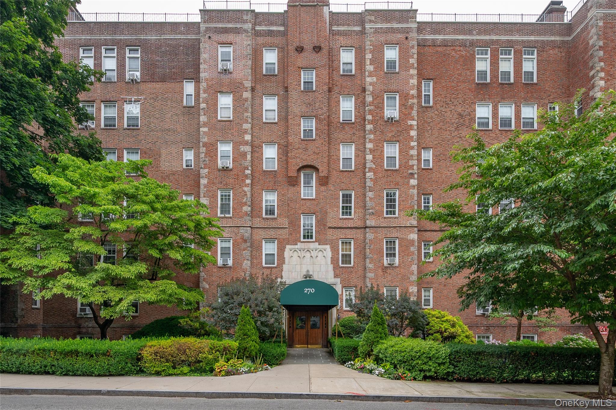 270 Bronxville Road, Unit B52