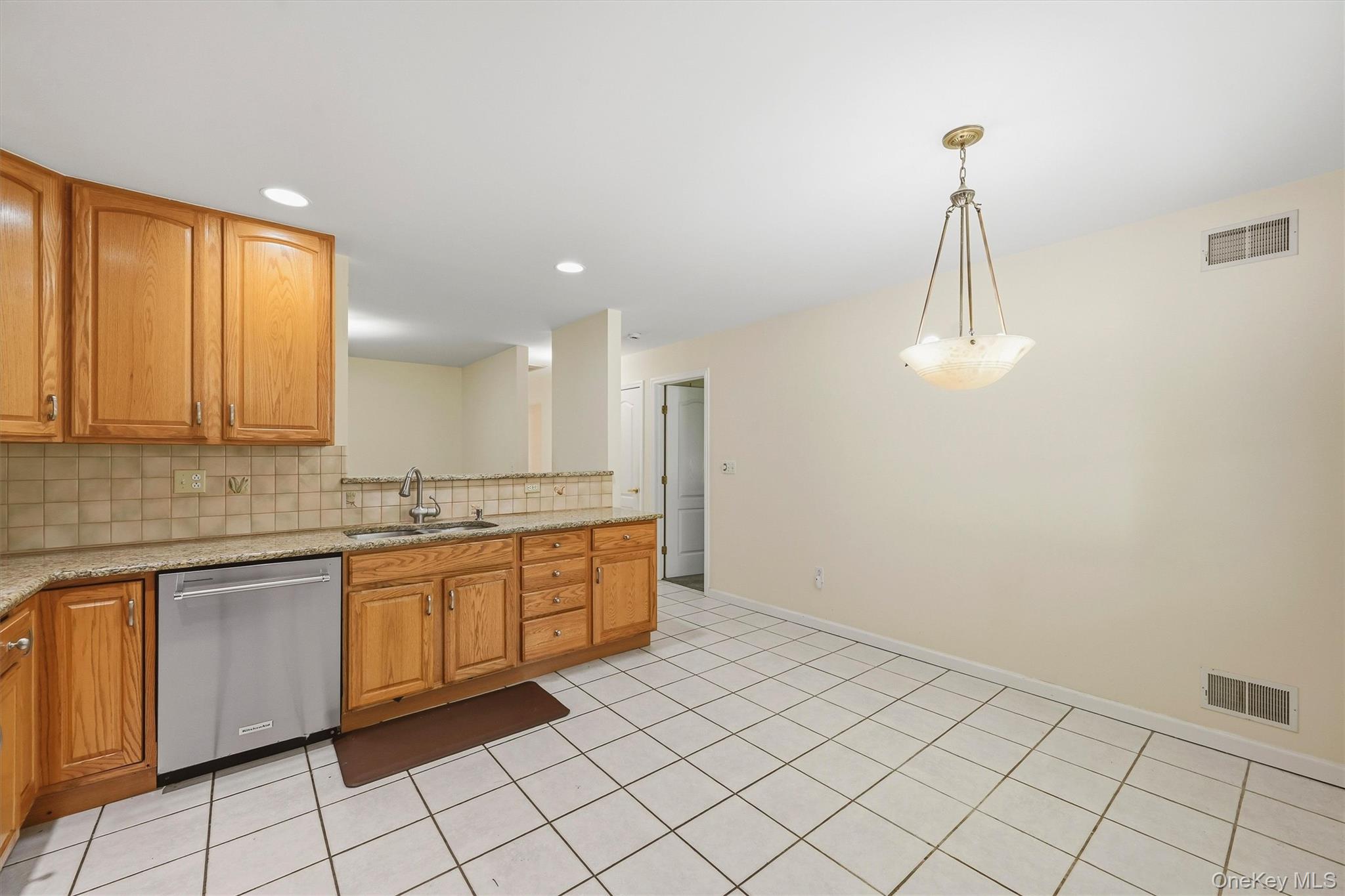 36 Windsor Circle, Unit D1 photo 11
