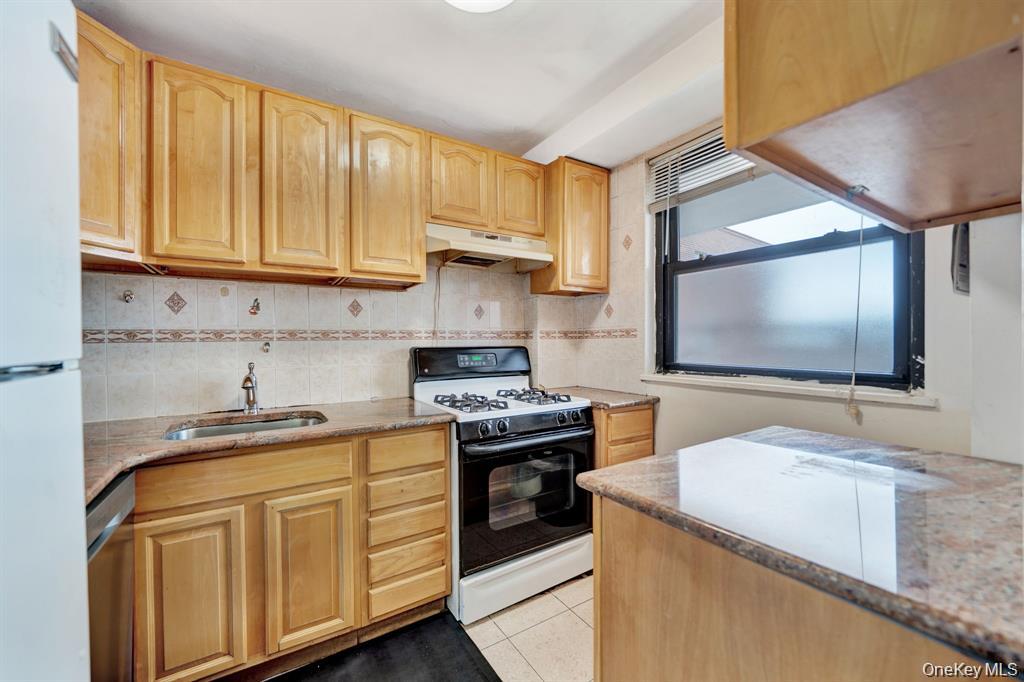 61-15 98th Street, Unit 16H photo 2