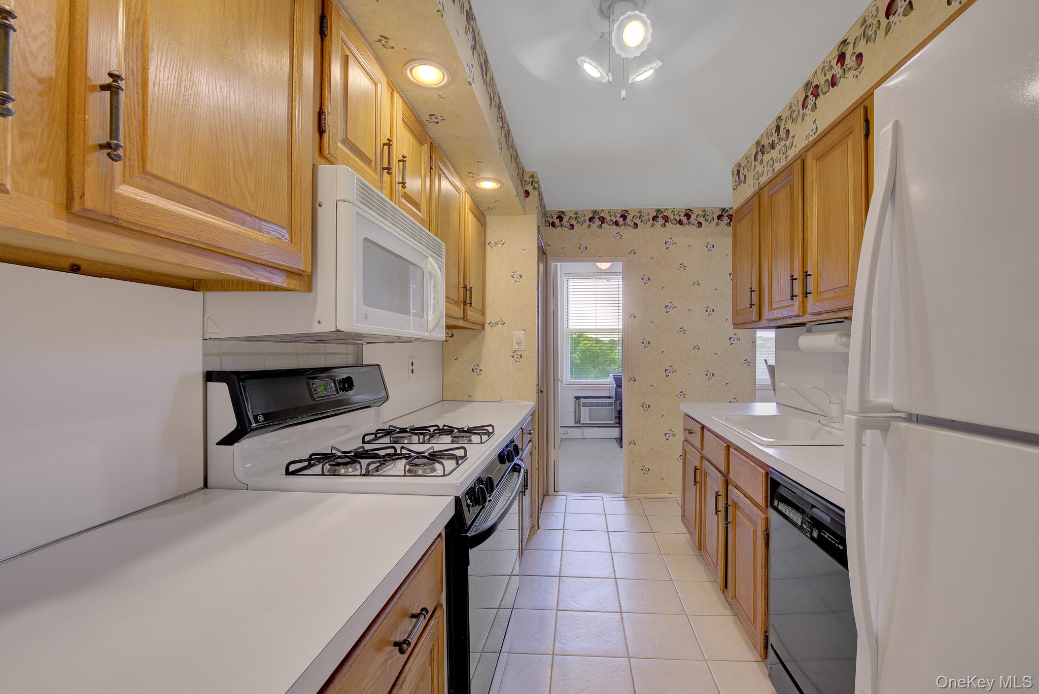 54-44 Little Neck Parkway, Unit 5U photo 28