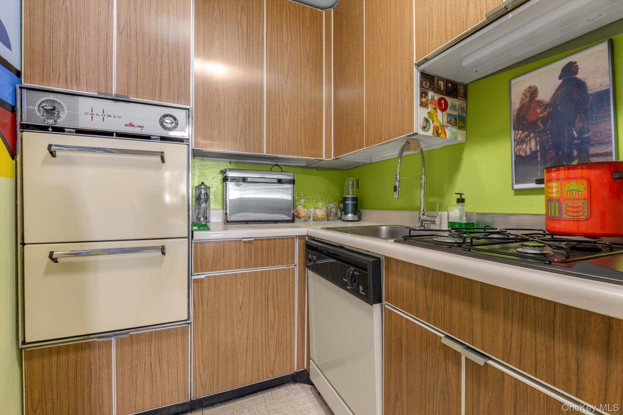 61-20 Grand Central Parkway, Unit A208 photo 9