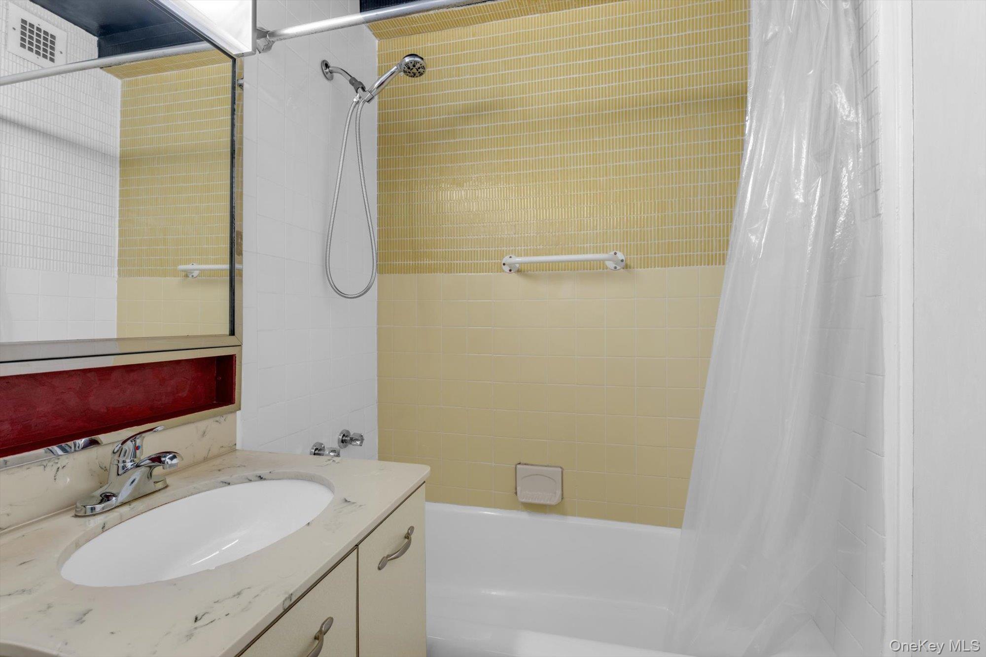 61-20 Grand Central Parkway, Unit A208 photo 12