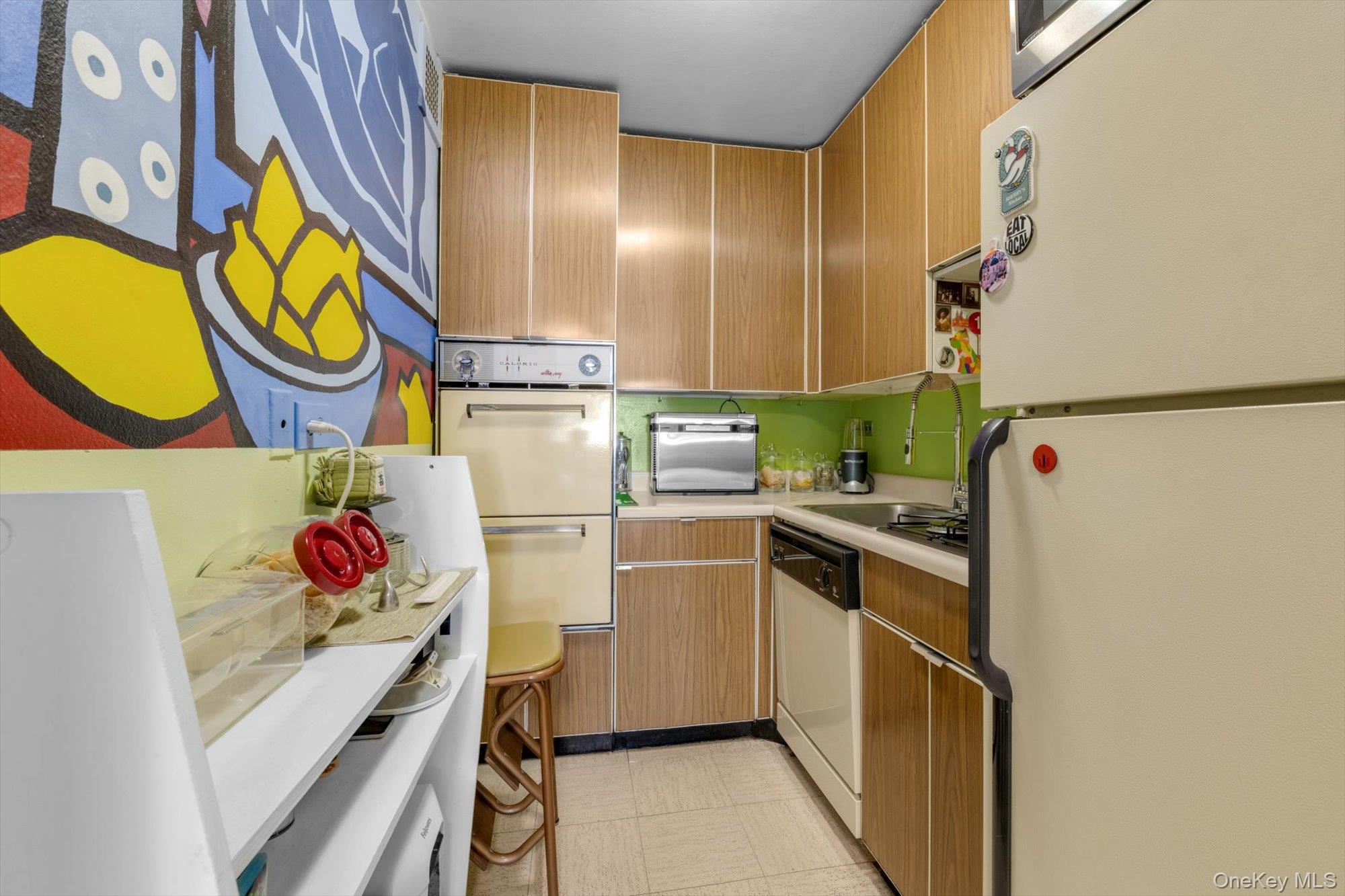 61-20 Grand Central Parkway, Unit A208 photo 10