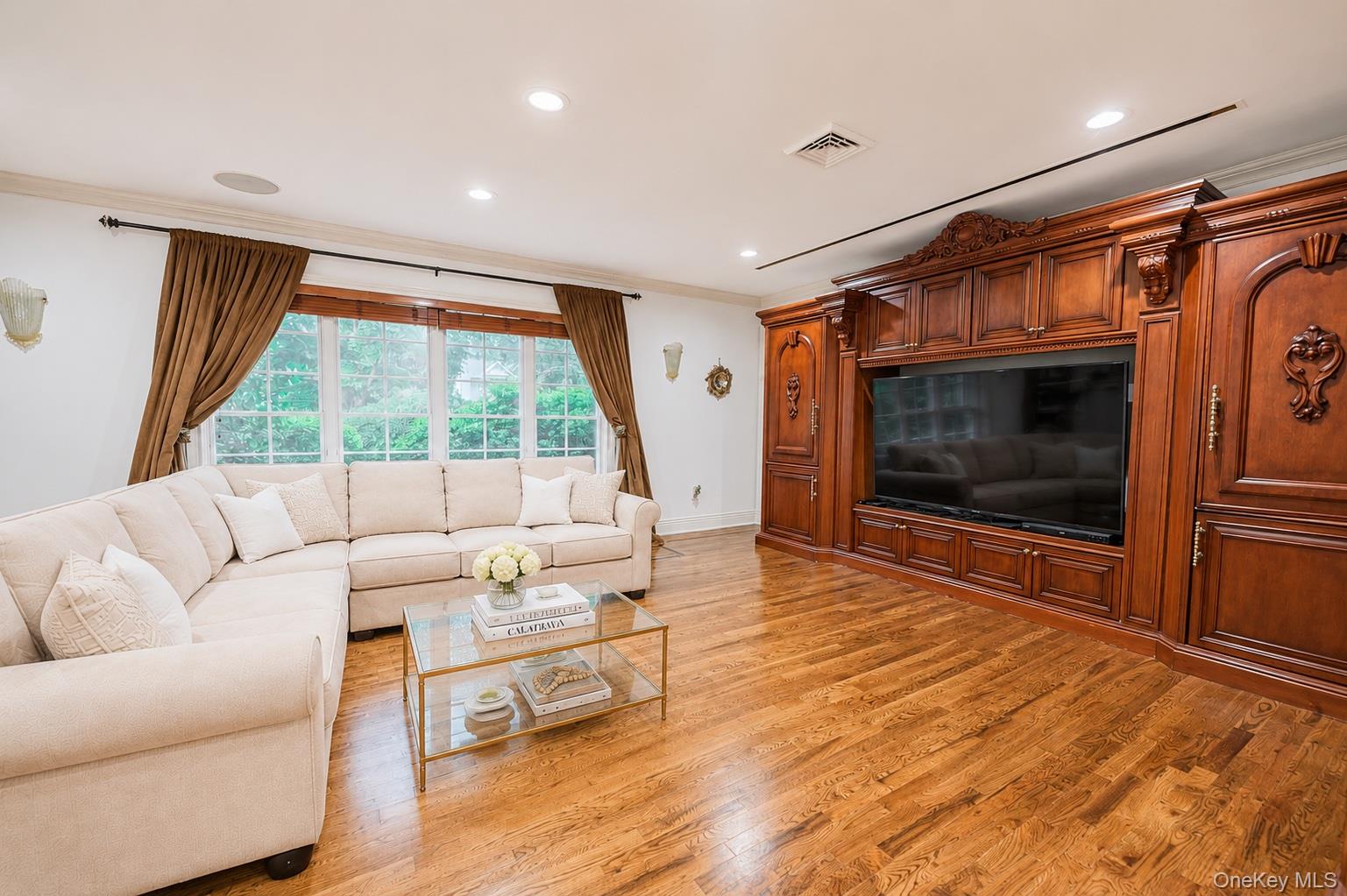 20 Astro Place – For Sale photo 14