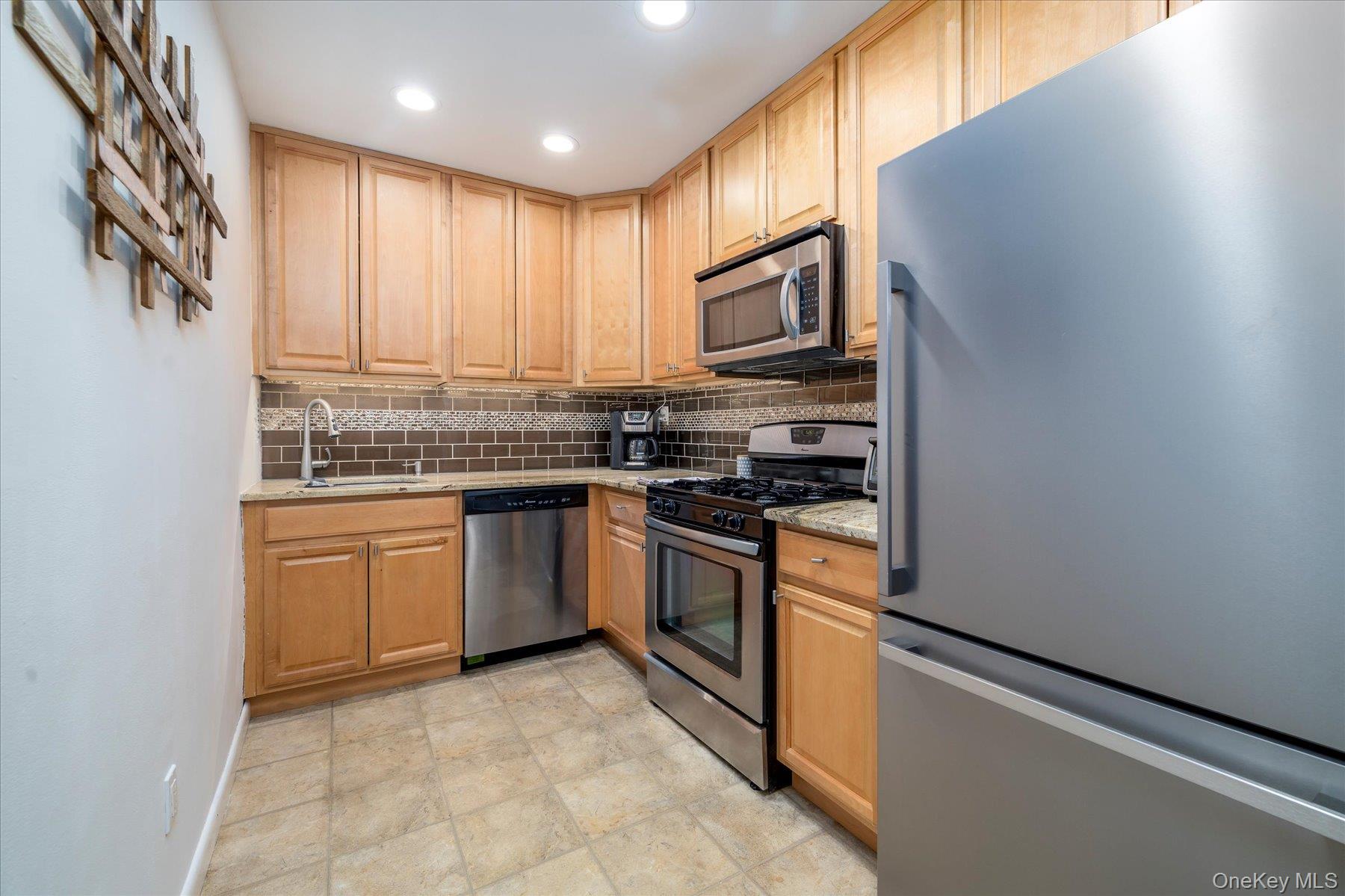 410 E Broadway, Unit 4C photo 8